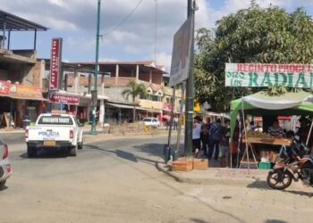 Les dispararon mientras manejaba una moto