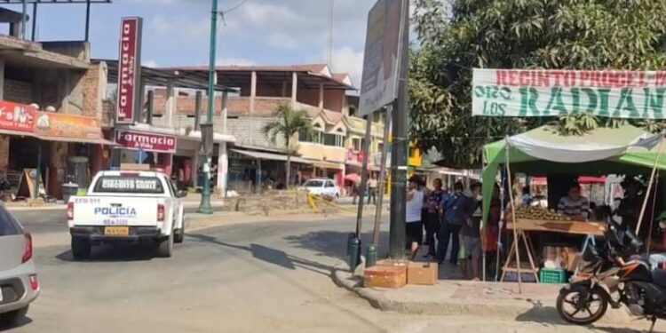 Les dispararon mientras manejaba una moto