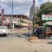 Les dispararon mientras manejaba una moto
