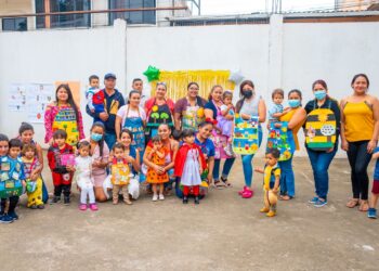 Padres de familia participaron en la exposición de mandiles lúdicos