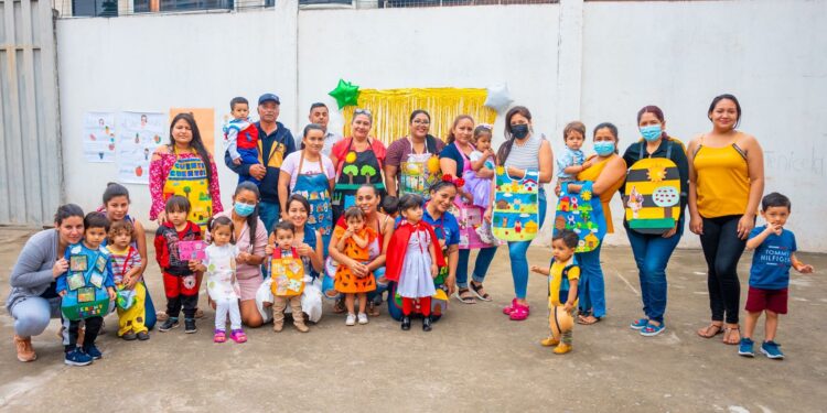 Padres de familia participaron en la exposición de mandiles lúdicos
