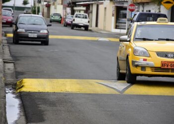 Delincuentes aprovechan rompe velocidades para robar a conductores