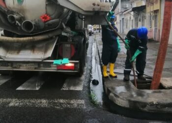 Con ayuda del hidrocleaner Aguas realiza la limpieza de redes de alcantarillado