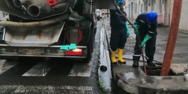 Con ayuda del hidrocleaner Aguas realiza la limpieza de redes de alcantarillado
