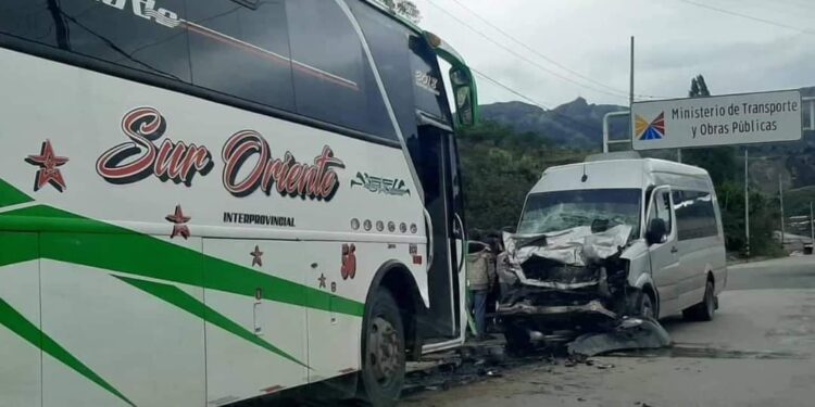 Accidente entre una buses y bus provoca 2 heridos