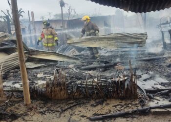 Incendio consumió tres viviendas