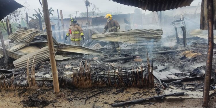 Incendio consumió tres viviendas