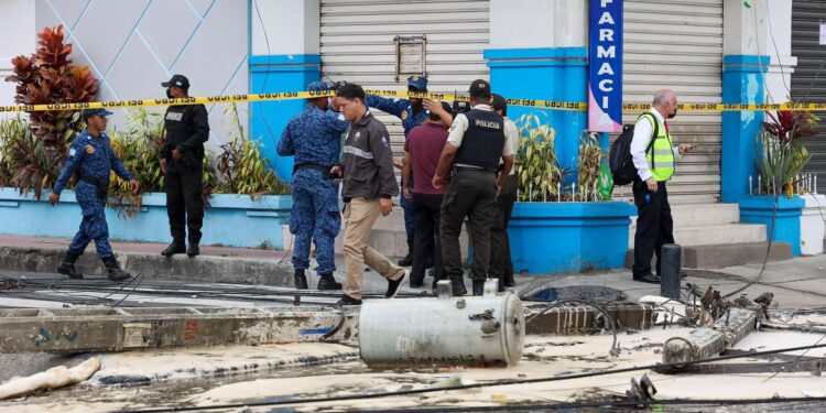 El piloto del avión que se estrelló en Guayaquil está en terapia intensiva