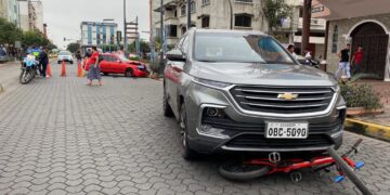 Choque entre dos carros y una bicicleta dejo dos personas heridas