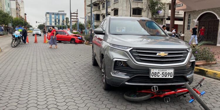 Choque entre dos carros y una bicicleta dejo dos personas heridas