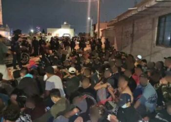 13 ecuatorianos entre los 223 migrantes irregulares hacinados en una vivienda