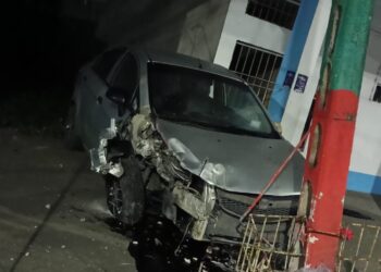 Carro chocó contra poste de alumbrado público