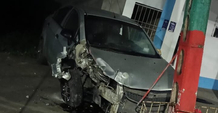 Carro chocó contra poste de alumbrado público