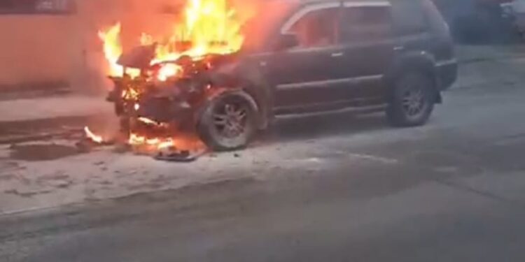 Carro se incendió mientras circulaba