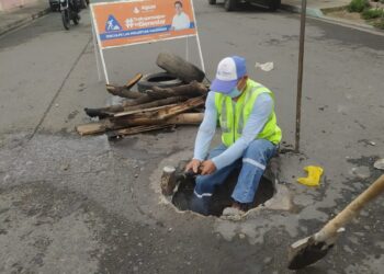 Aguas realizó reconstrucción de cámara de alcantarillado en el Barrio Hipólito Álvarez