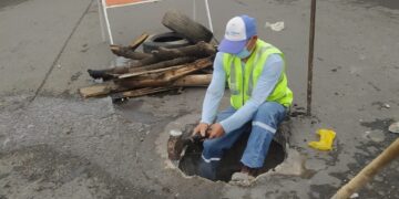 Aguas realizó reconstrucción de cámara de alcantarillado en el Barrio Hipólito Álvarez