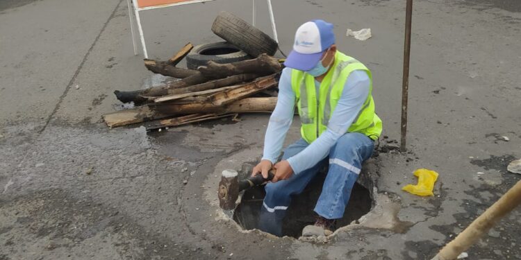 Aguas realizó reconstrucción de cámara de alcantarillado en el Barrio Hipólito Álvarez