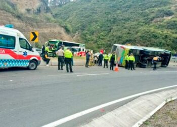 21 heridos al volcar un bus
