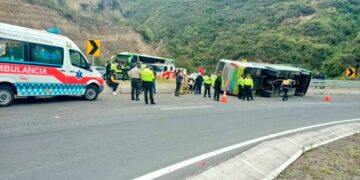 21 heridos al volcar un bus