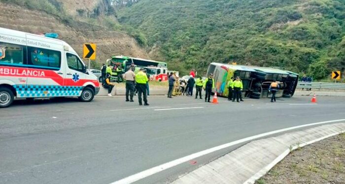 21 heridos al volcar un bus