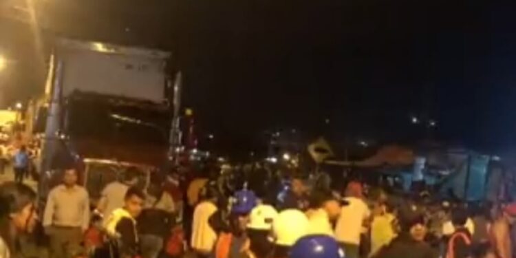 Cerrado el paso por el cantón Camilo Ponce Enríquez en vía que une EI Oro – Guayas
