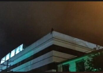 La policía evita que un hombre se arroje del edificio del IESS en Riobamba