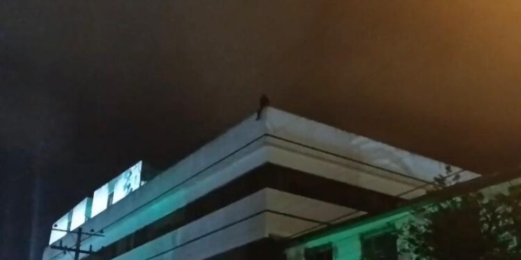 La policía evita que un hombre se arroje del edificio del IESS en Riobamba