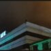 La policía evita que un hombre se arroje del edificio del IESS en Riobamba
