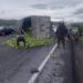 Camion perdió pista y se volcó