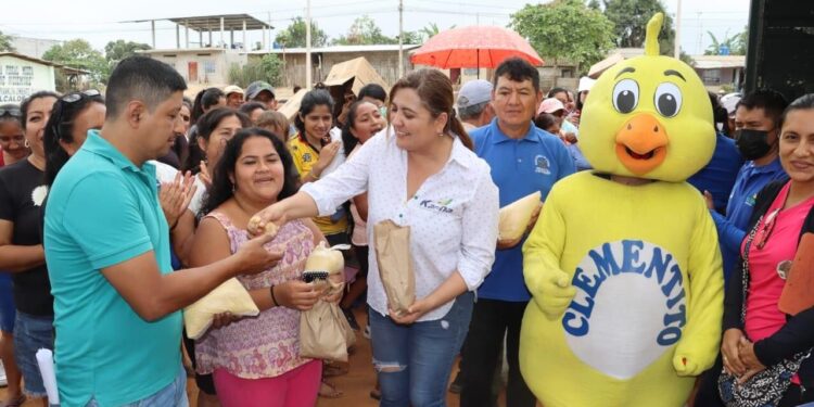 Entrega de pollitos llegaron a los barrios y ciudadelas de Arenillas