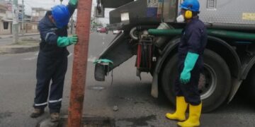 Aguas realiza limpieza de redes de alcantarillado en diferentes puntos de la ciudad