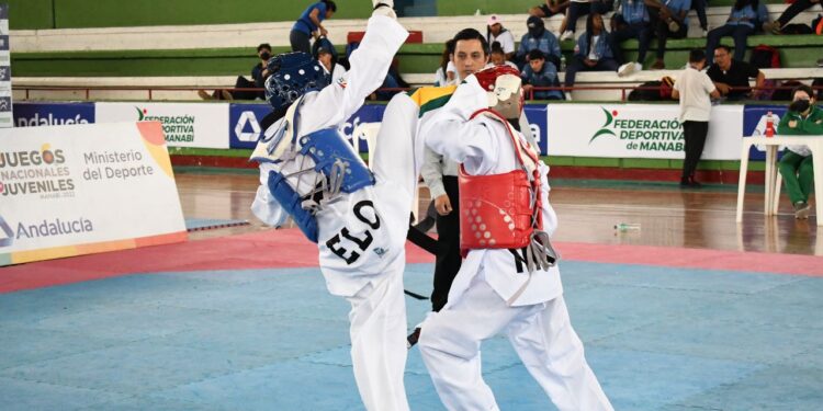 En Guayaquil y Ambato TAEKWONDO Y WUSHU KUNG FU-KINCK BOXING ORENSE A TORNEOS NACIONALES #DeportesMP. – Las selecciones de Federación Deportiva de El Oro FEDEORO, de taekwondo y wushu kung fu, viajaron hasta Guayaquil y Ambato respectivamente, para competir en sendos Campeonatos Nacionales, con el objetivo de alcanzar la mayor cantidad de primeros lugares y ubicarse entre los mejores.