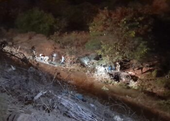 Uno de tres sospechosos murió luego de caer a un abismo el vehículo en que huían.