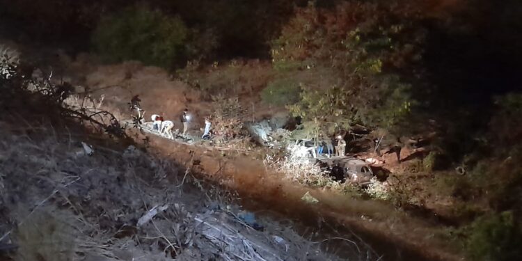 Uno de tres sospechosos murió luego de caer a un abismo el vehículo en que huían.