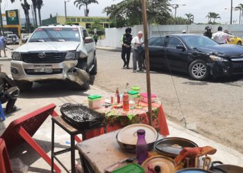 Estaba almorzando cuando un carro lo impactó