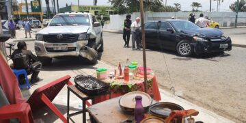 Estaba almorzando cuando un carro lo impactó