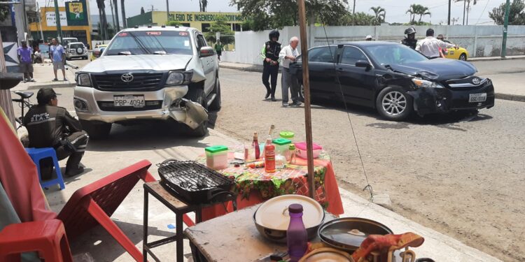 Estaba almorzando cuando un carro lo impactó