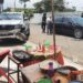Estaba almorzando cuando un carro lo impactó
