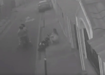 Una mujer fue atacada por una pareja de delincuentes que se movilizaban en una moto