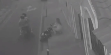 Una mujer fue atacada por una pareja de delincuentes que se movilizaban en una moto