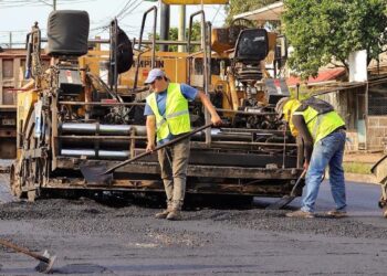 Municipio de Machala continúa asfaltando diferentes calles de la ciudad