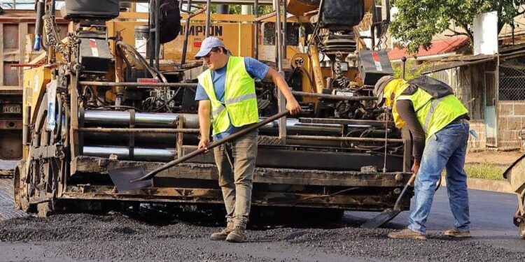 Municipio de Machala continúa asfaltando diferentes calles de la ciudad