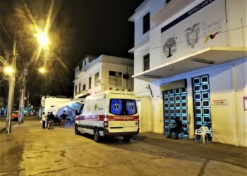 Un vecino entró a su casa para apuñalarlo