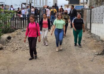 Gerente de Aguas recorrió barrios de El Cambio para socializar proyecto