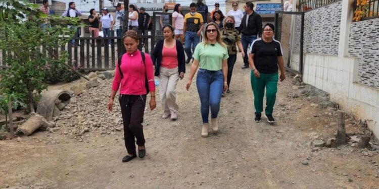 Gerente de Aguas recorrió barrios de El Cambio para socializar proyecto