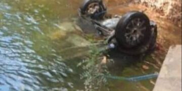 Falleció al caer un carro en el río