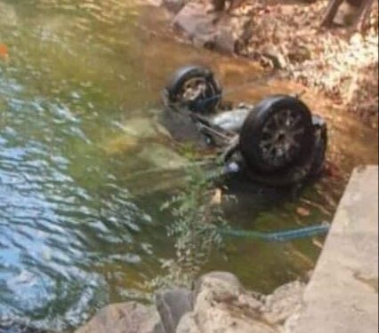 Falleció al caer un carro en el río