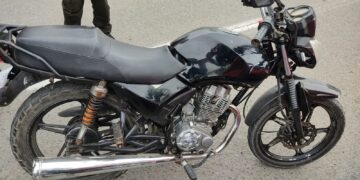 Manejaba una motocicleta reportada como robada