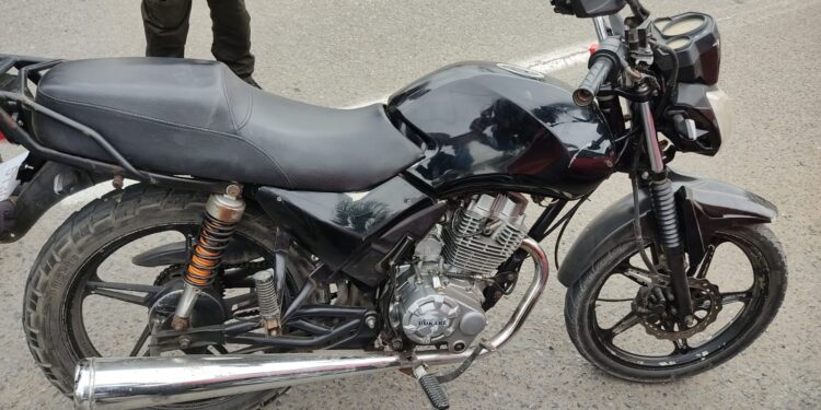 Manejaba una motocicleta reportada como robada