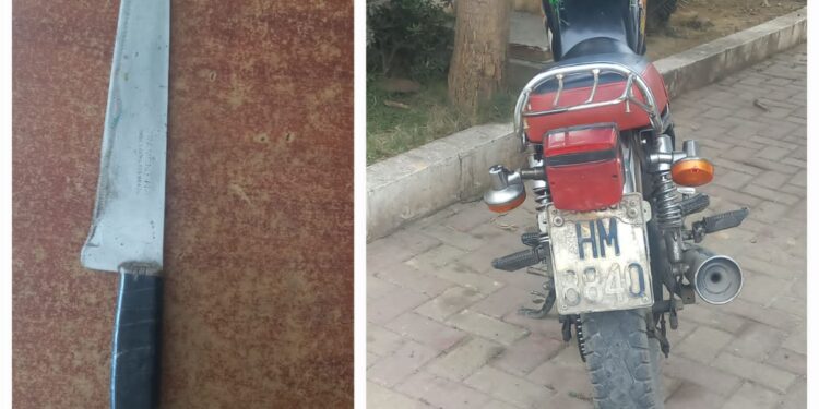 Con un cuchillo habría robado el celular a una señora